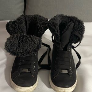 Cute black UGG sneakers in size 5